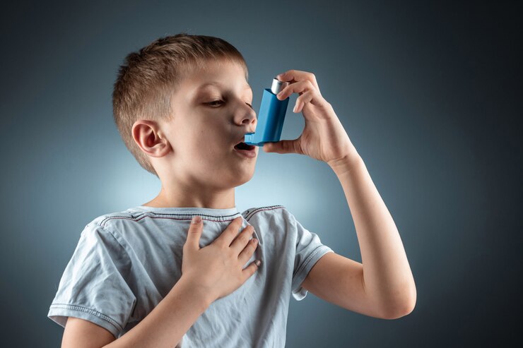 Alt= anak asma pakai inhaler, hari asma sedunia 2025
