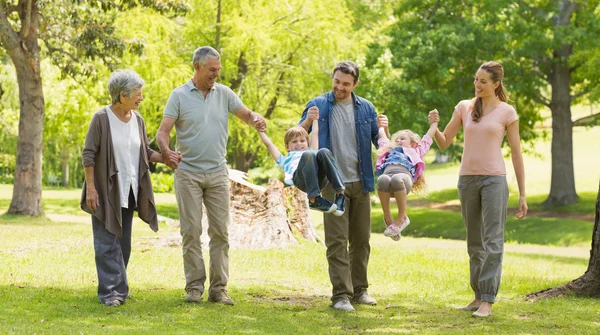 alt= peran lansia dalam parenting modern