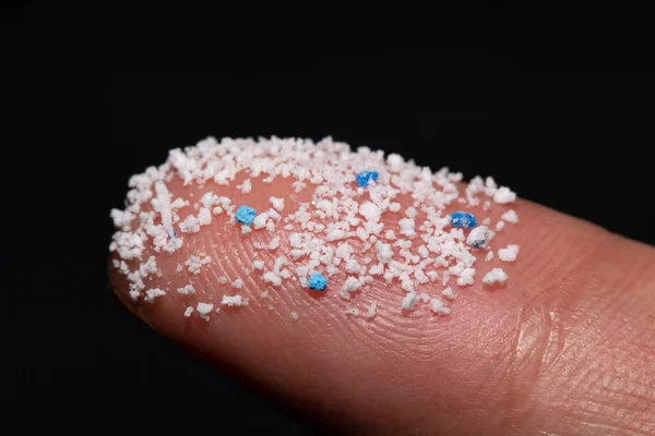 alt= mikroplastik di air hujan