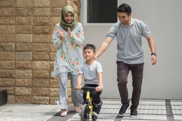 alt= kolabirasi ayah dan ibu untuk pertumbuhan anak