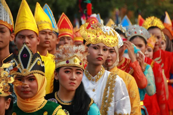 alt= menghargai perbrdaan sebagai makna hari pahlawan 