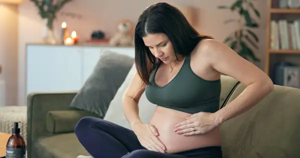 alt= ibu hamil melakukan scrubbing untuk mencegah stretch mark