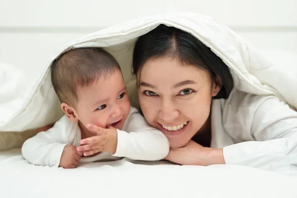 alt= baby tummy time bersama ibu