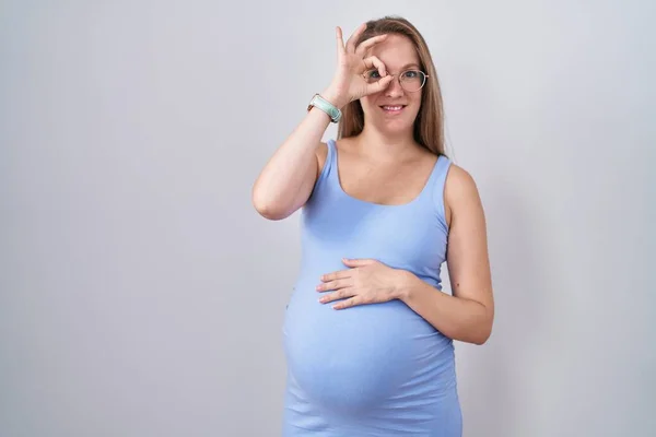 alt= ibu hamil dengan mata minus