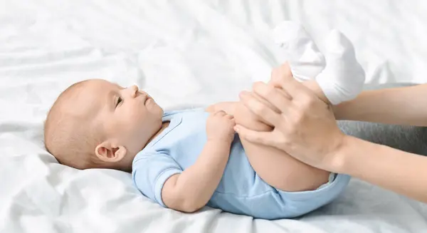 alt= gerakan mengayuh sepeda pijat bayi