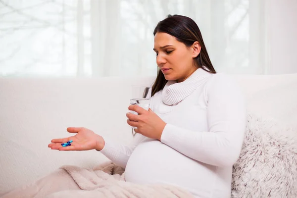 alt= ibu hamil minum obat bebas