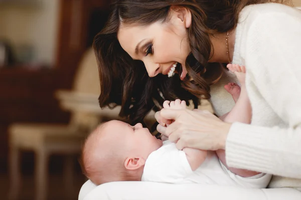 alt= stimulasi sensorik bayi baru lahir