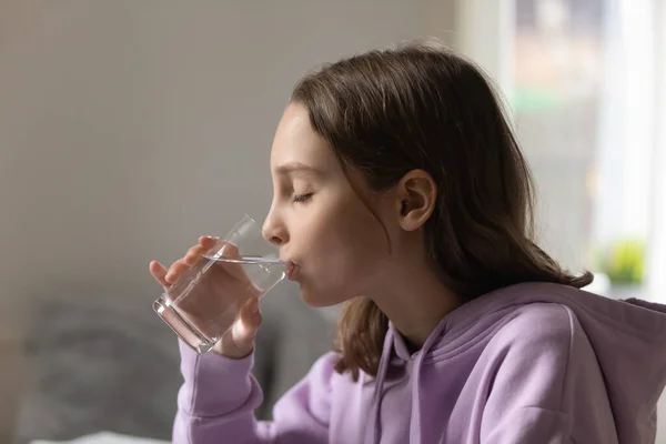 Alt= anak minum air putih 