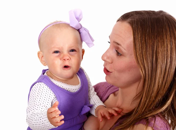 alt= bayi takut orang asing