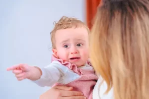 Stranger Anxiety pada Bayi: Mengapa Si Kecil Takut pada Orang Asing?