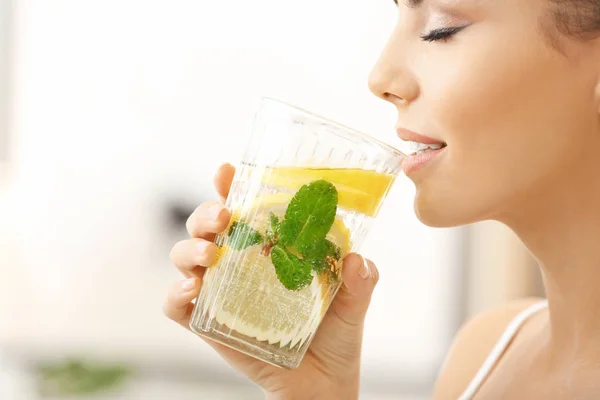 Alt= kebutuhan air minum, hidrasi, dehidrasi