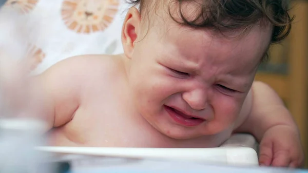 alt= bayi mengejan kesakitan,