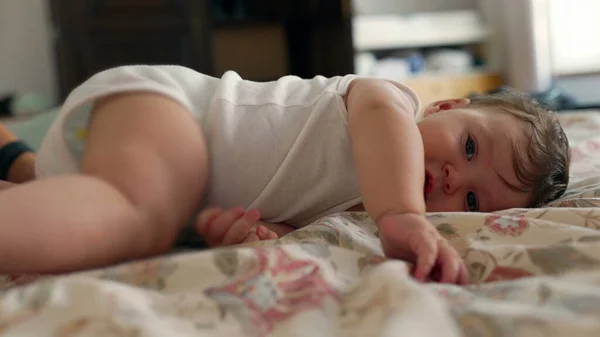 Alt= bayi jatuh dari kasur