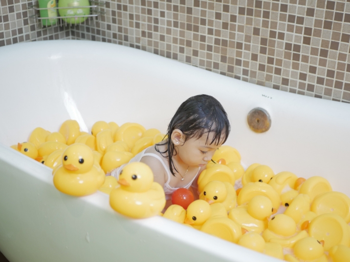 alt= sensory play, Duckey Splash Bubble Bath