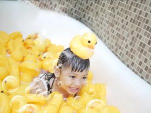 Sensory Play di Dalam Air: Cara Seru Mengasah Fokus dan Kognitif Si Kecil