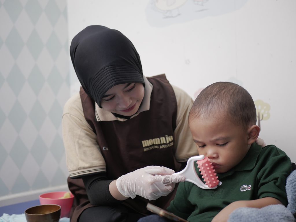 Alt= pijat speech delay, pediatric massage