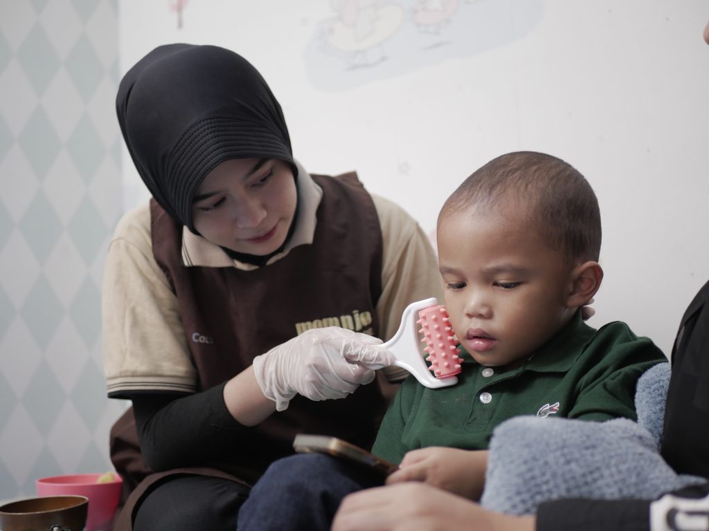 Alt= pijat speech delay, pediatric massage