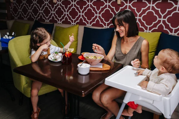 Alt= cafe mom dan baby friendly