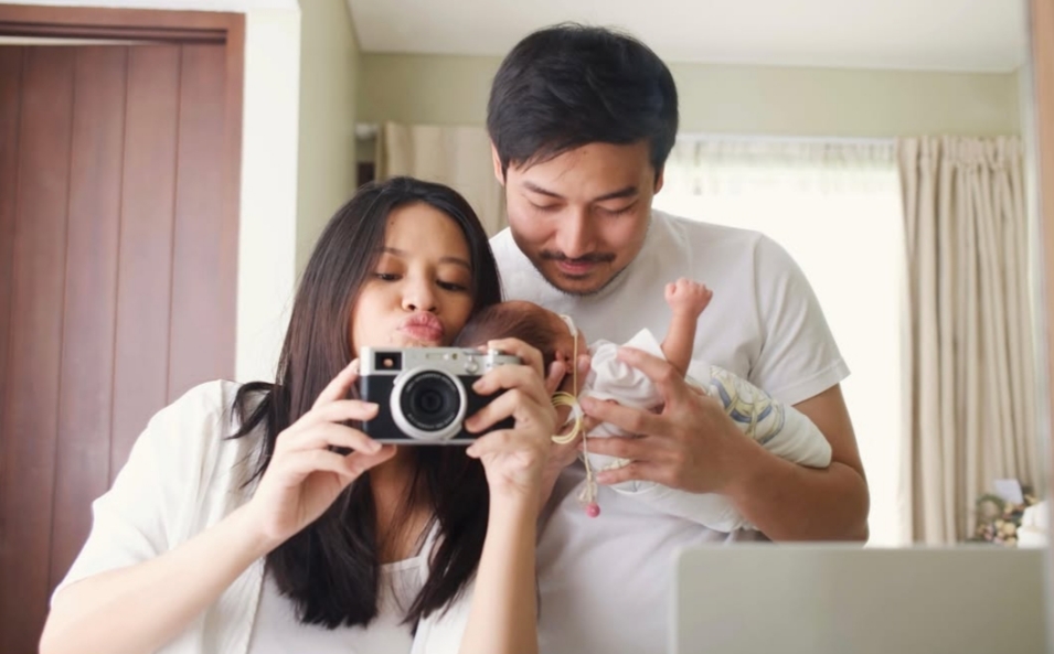 Alt= hanggini umumkan kelahiran anak, luthfi aulia, anak hanggini,